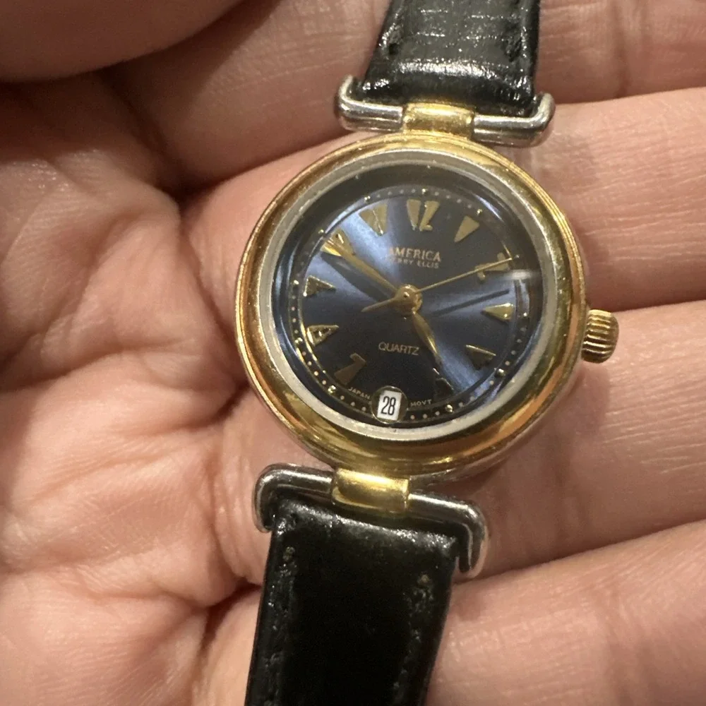Working Vtg Ladies Perry Ellis America Watch Blue Dial Two‎ Tone Bezel 23mm 7in